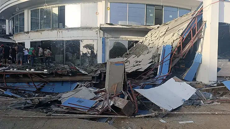 Otel inşaatının balkonu göçtü işçiler canını son anda kurtardı