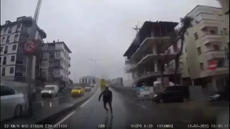 Otobüse yetişmek isteyen kişinin ilginç yöntemi kamerada