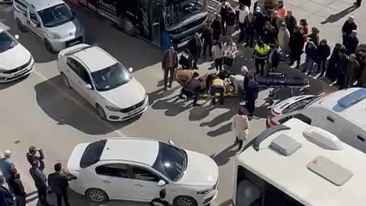 Otobüsün Gelmesine Aldırış Etmeden Önünden Çekilmedi