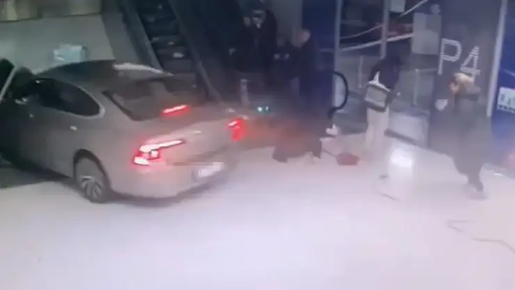 Otomobil AVM'ye Daldı, Faciadan Kıl Payı Dönüldü