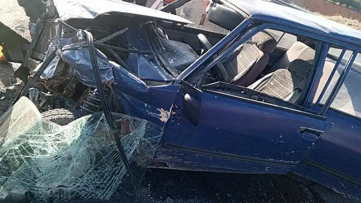 Otomobil bariyerlere çarparak hurdaya döndü