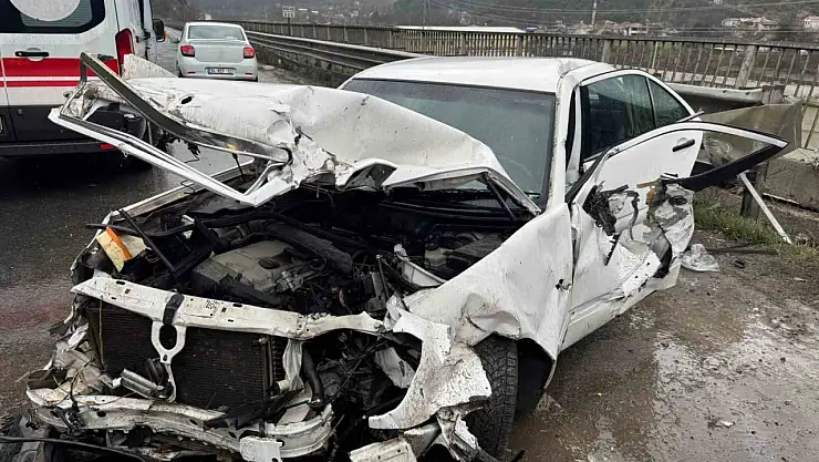 Otomobil Bariyerlere Çarptı Yaşlı Çifti Kaza Ayırdı