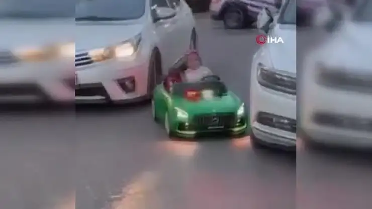 Otomobil çocuğun bindiği akülü araca çarptı!