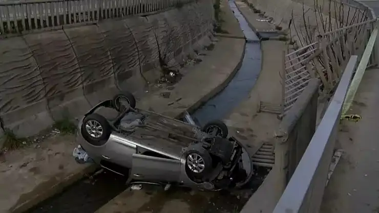 Otomobil dereye uçtu, ters döndü! Ölümden döndüler
