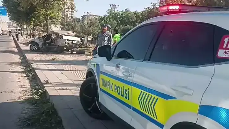 Otomobil ile 2 servis minibüsü çarpıştı 10 yaralı