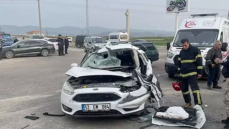 Otomobil ile iş makinesi çarpıştı: 1 ölü, 4 yaralı