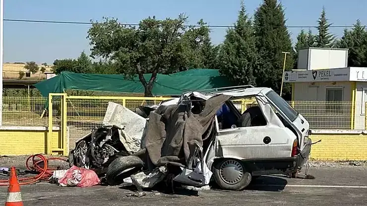 Otomobil ile kamyon çarpıştı: 2 ölü