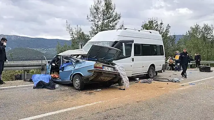 Otomobil İle Minibüs Çarpıştı Aynı Aileden 5 Kişi Öldü