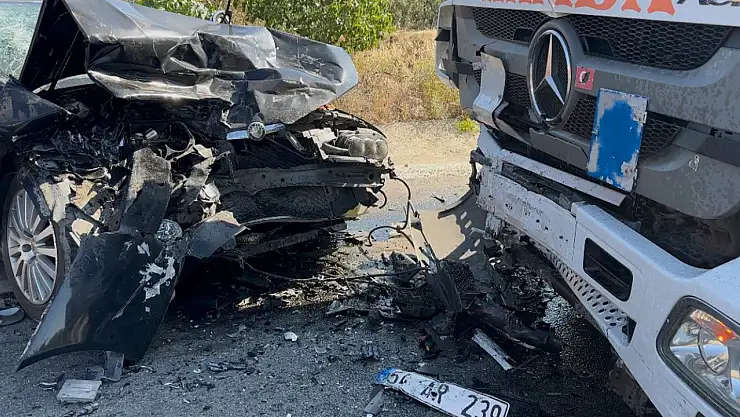 Otomobil ile tır çarpıştı: 1 ölü, 2 ağır yaralı