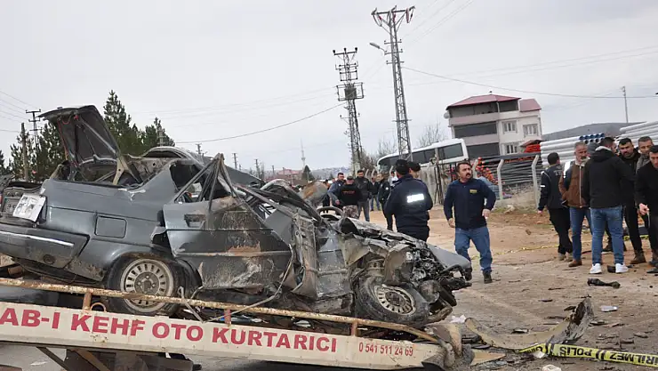 Otomobil kağıt gibi ezildi: 3 ölü, 3 yaralı
