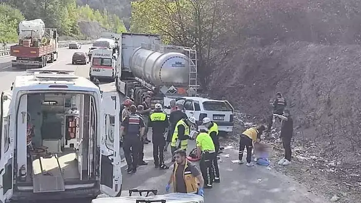 Otomobil, park halindeki asit yüklü tankere çarptı