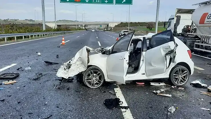 Otomobil, park halindeki tankere çarptı  2 ölü