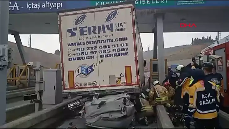 Otomobil TIR'ın altında girdi: 3 ölü