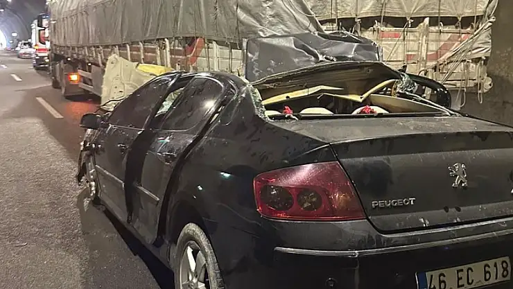 Otomobil tıra arkadan çarptı 1 ölü, 1 ağır yaralı