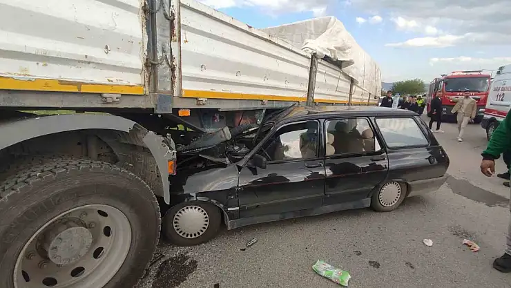 Otomobil tırın altına girdi: 2 yaralı