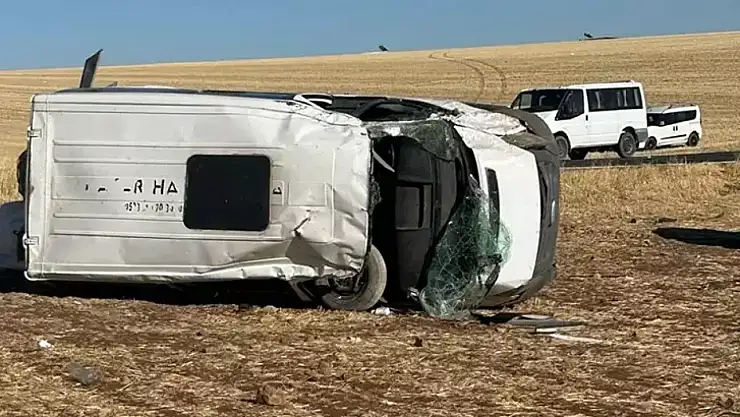 Otomobille çarpışan öğrenci servis minibüsü şarampole devrildi