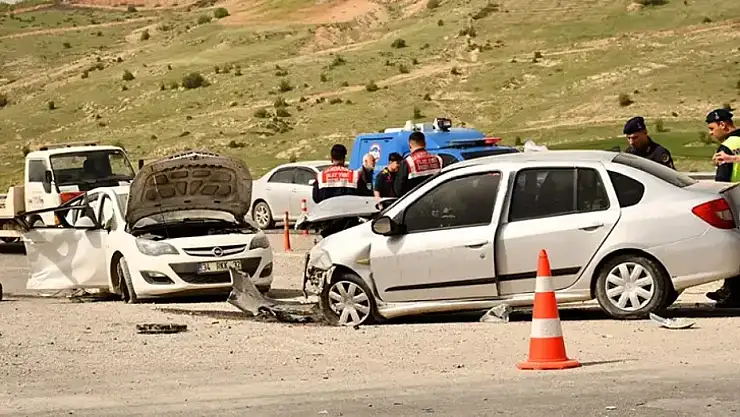 Otomobiller kafa kafaya çarpıştı: 1 ölü, 8 yaralı