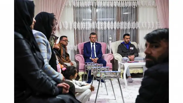 Özel şehidin evini ziyaret etti Kimse vatan evlatlarını savunmasız bırakıp...