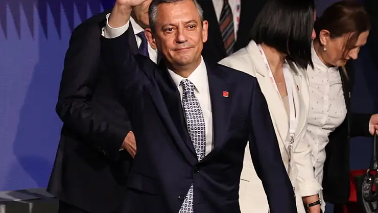 Özgür Özel, 1171 Oy Alarak Yeniden CHP Genel Başkanı Seçildi