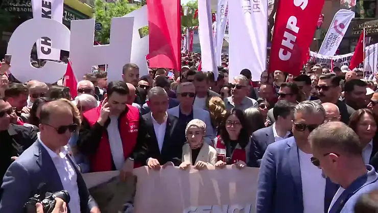 Özgür Özel'den 19 Mayıs yürüyüşünde Erdoğan'a Dikkat Çeken Mesaj!