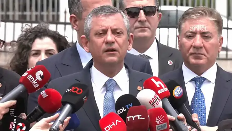 Özgür Özel'den Yeni Şafak ve Mehmet Şimşek Göndermesi! AYM Önünde Kritik Açıklamalar