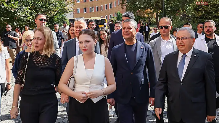 Özgür Özel, Ferdi Zeyrek'in kızı Nehir Zeyrek'i mimarlık fakültesine kaydı için üniversiteye gitti