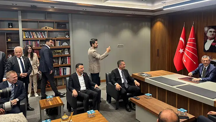 Özgür Özel kayyum atanan eski İstanbul İl Başkanlığı binasına gitti