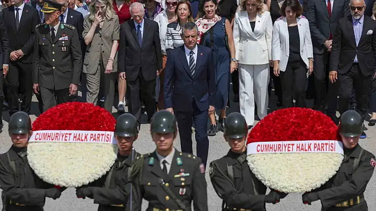 Özgür Özel, Lozan Antlaşması'nın 102'nci yıldönümünde Anıtkabir'e gitti