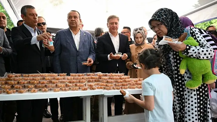 Özgür Özel, merhum Ferdi Zeyrek adına lokma dağıttı! Özel'den kritik açıklamalar
