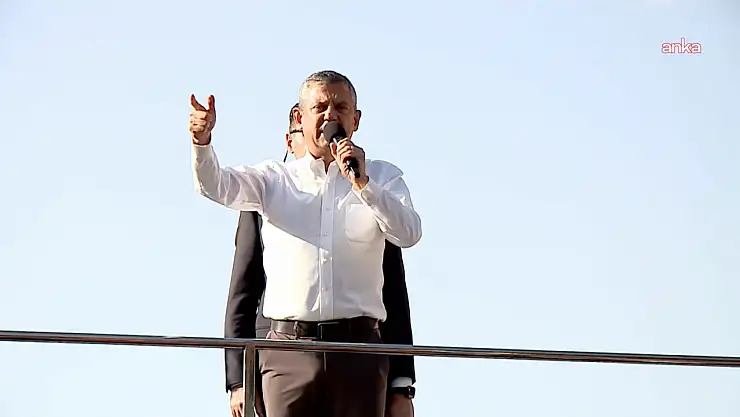 Özgür Özel: 'Ne Oldu? Meşruiyet Uçtu, Bitti Meşruiyet Bu Meydanda Olacakken Trump da Arandı