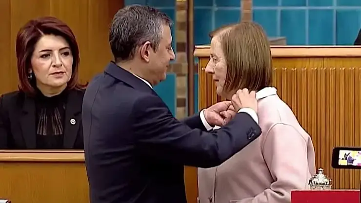 Özgür Özel Rozetini Taktı: Manisa Milletvekili Selma Aliye Kavaf CHP'ye Katıldı