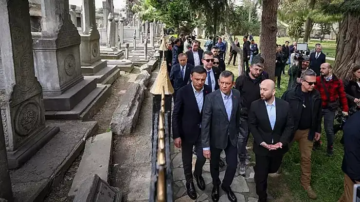 Özgür Özel, Şehzadebaşı Camii'ni Ziyaret Etti