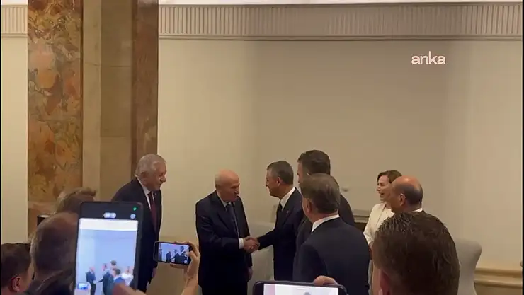 Özgür Özel, TBMM'de Kuliste Devlet Bahçeli İle Görüştü