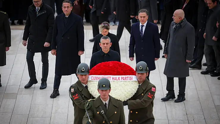 Özgür Özel ve CHP heyeti, Anıtkabir'i ziyaret etti! Özgür Özel Anıtkabir Özel Defteri'ne yazı yazdı