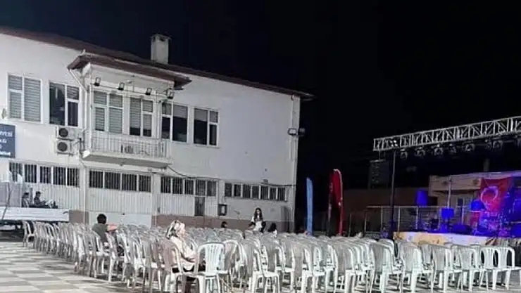 Özlem Çerçioğlu'nun düzenlediği halk konserine neredeyse kimse katılmadı