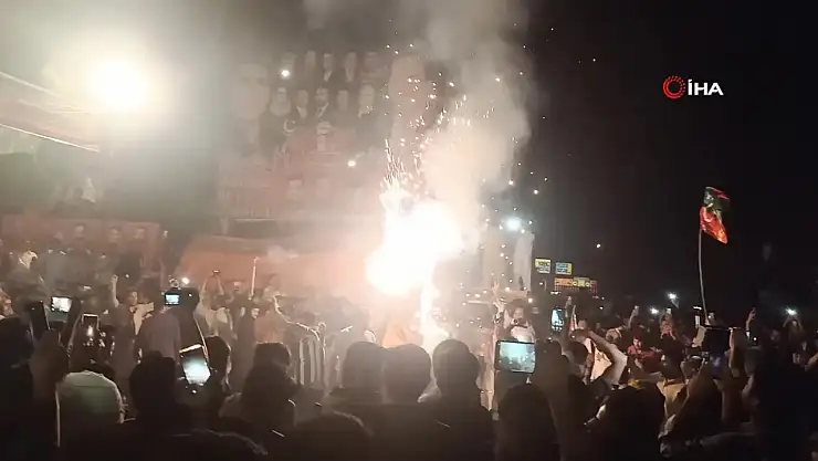 Pakistan'da Ateşkes Havai Fişeklerle Kutlandı