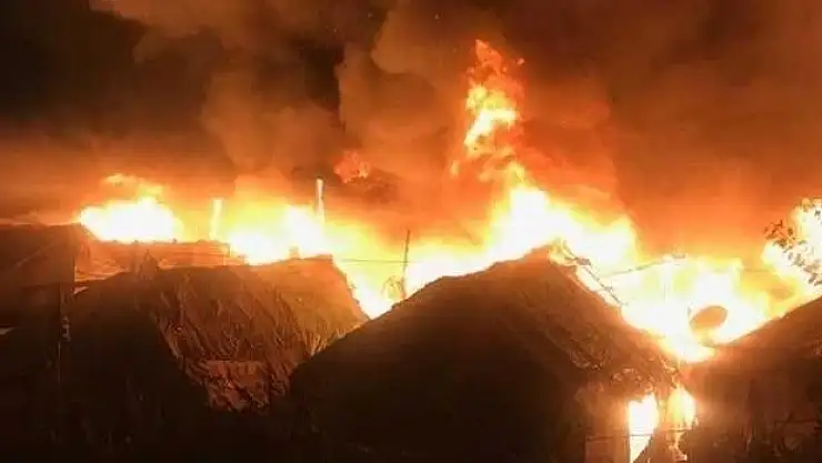 Pakistan'da Yangın Faciası 100'den Fazla Ev Küle Döndü