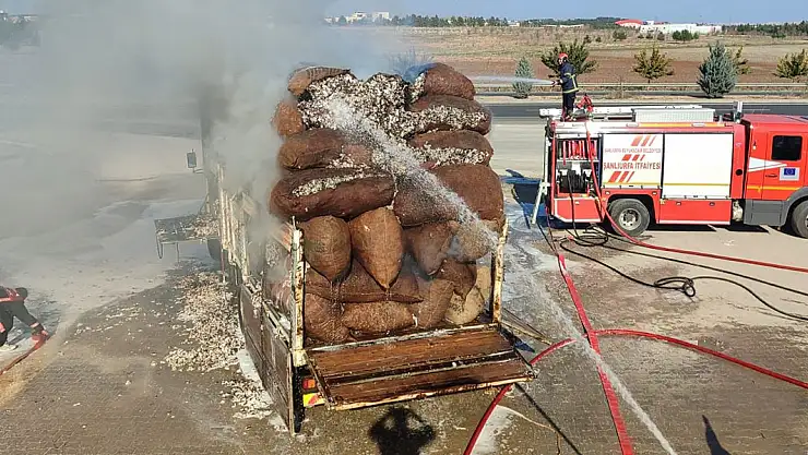 Pamuk yüklü kamyon alev aldı