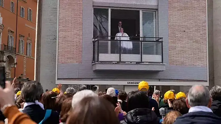 Papa taburcu oldu: Halkın karşısına çıktı