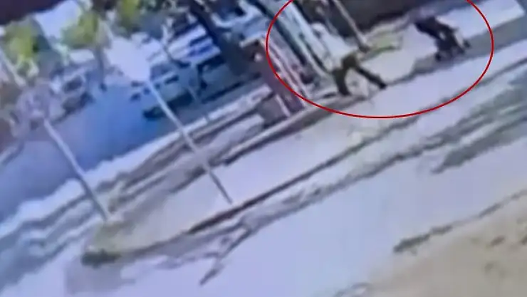 Para dolu çantayı arabanın üstünde unuttu