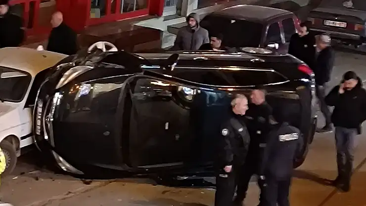 Park halindeki araçlara çarpan otomobil devrildi