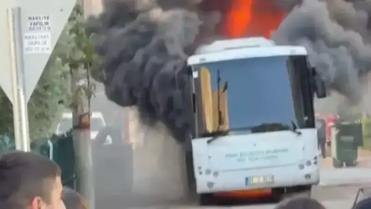 Park halindeki özel halk otobüsü yandı