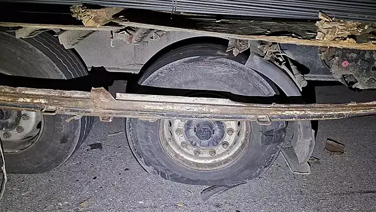 Patlayan lastiği değiştirirken, TIR'ın çarptığı sürücü öldü