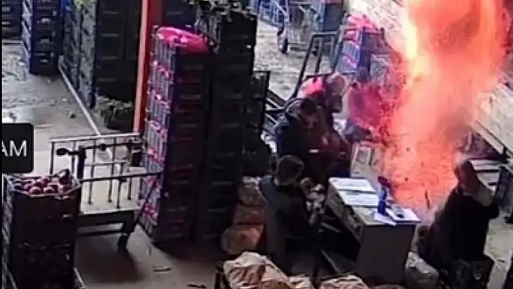 Pazarda korku dolur anlar! Isınmak için yaktıkları kova bomba gibi patladı