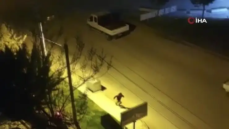 Peşine sokak köpekleri takılan çocuk canını zor kurtardı