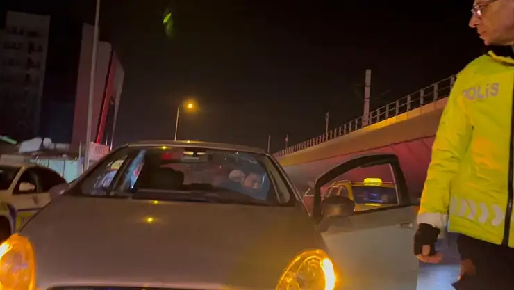 Polise sinirlenen alkollü sürücü yumrukla ön camı kırdı