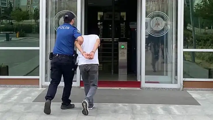 Polisin serçe parmağını ısırıp kopardı