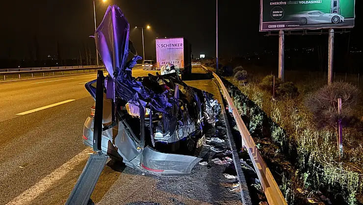 Polislerin İçinde Bulunduğu Otomobil Tıra Çarptı: 1 Ölü, 2 yaralı