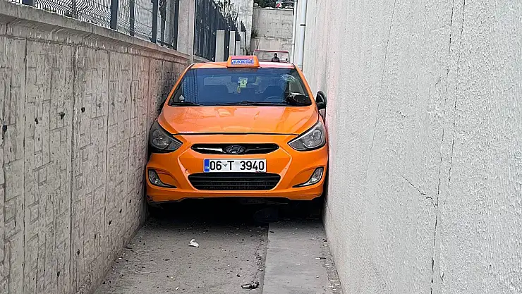 Polisten kaçan alkollü taksi şoförü aracıyla iki duvar arasına sıkıştı