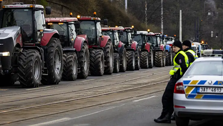 Prag'da Çiftiçiler Eylemde Hükümet Sarayı'nın Önüne Gübre Döktüler